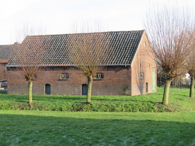 840620 Gezicht op het stalgebouw, behorend bij de boerderij Kloosterpark 3 te De Meern (gemeente Utrecht), vanaf de ...